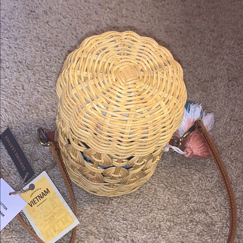 NWT Woven Basket Bag with Tassel Accents and Leather Strap - Picture 10 of 11